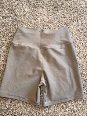 YPB Abercrombie & Fitch taupe light tan biker short size medium